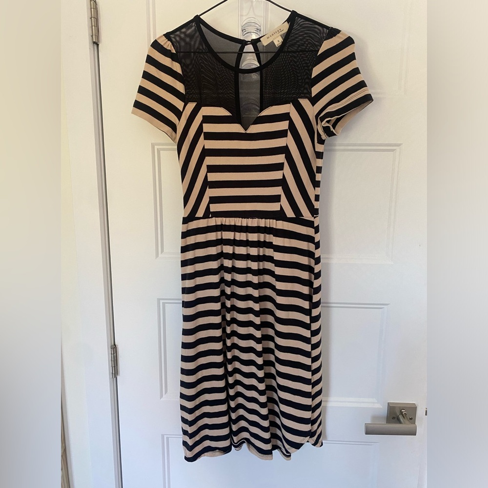 Super cute striped short sleeve dress size Small 🤍